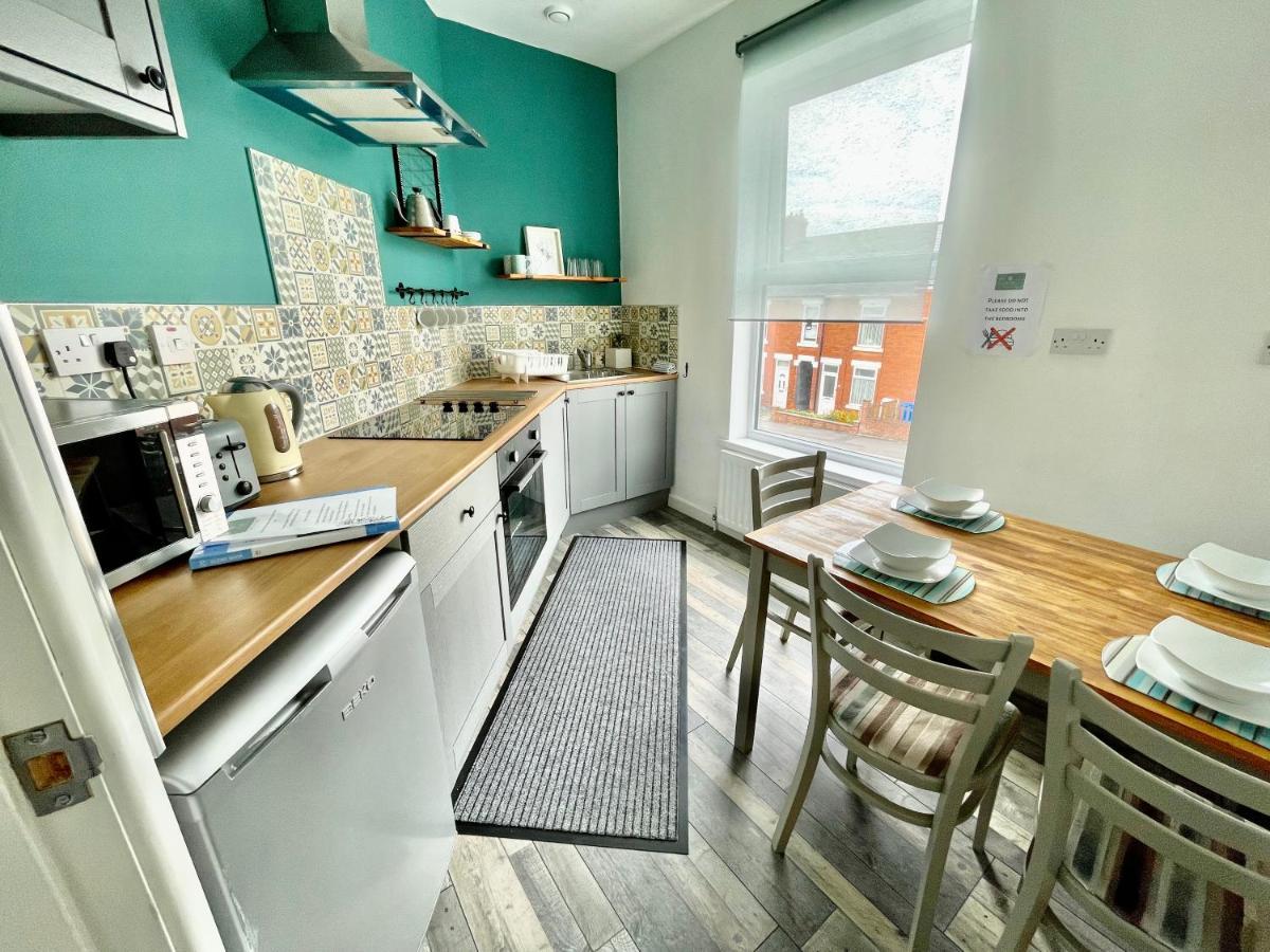 The Corner House - Modern Chesterfield Town Centre Apartments 외부 사진