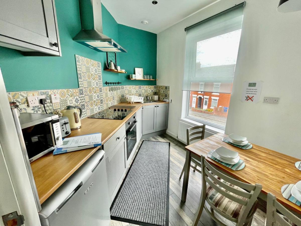 The Corner House - Modern Chesterfield Town Centre Apartments 외부 사진